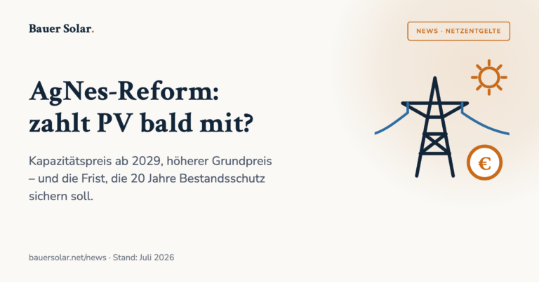 Titelgrafik: AgNes-Reform – zahlt Photovoltaik bald Netzentgelte mit? Strommast, Euro-Münze und Sonne im Bauer-Solar-Stil