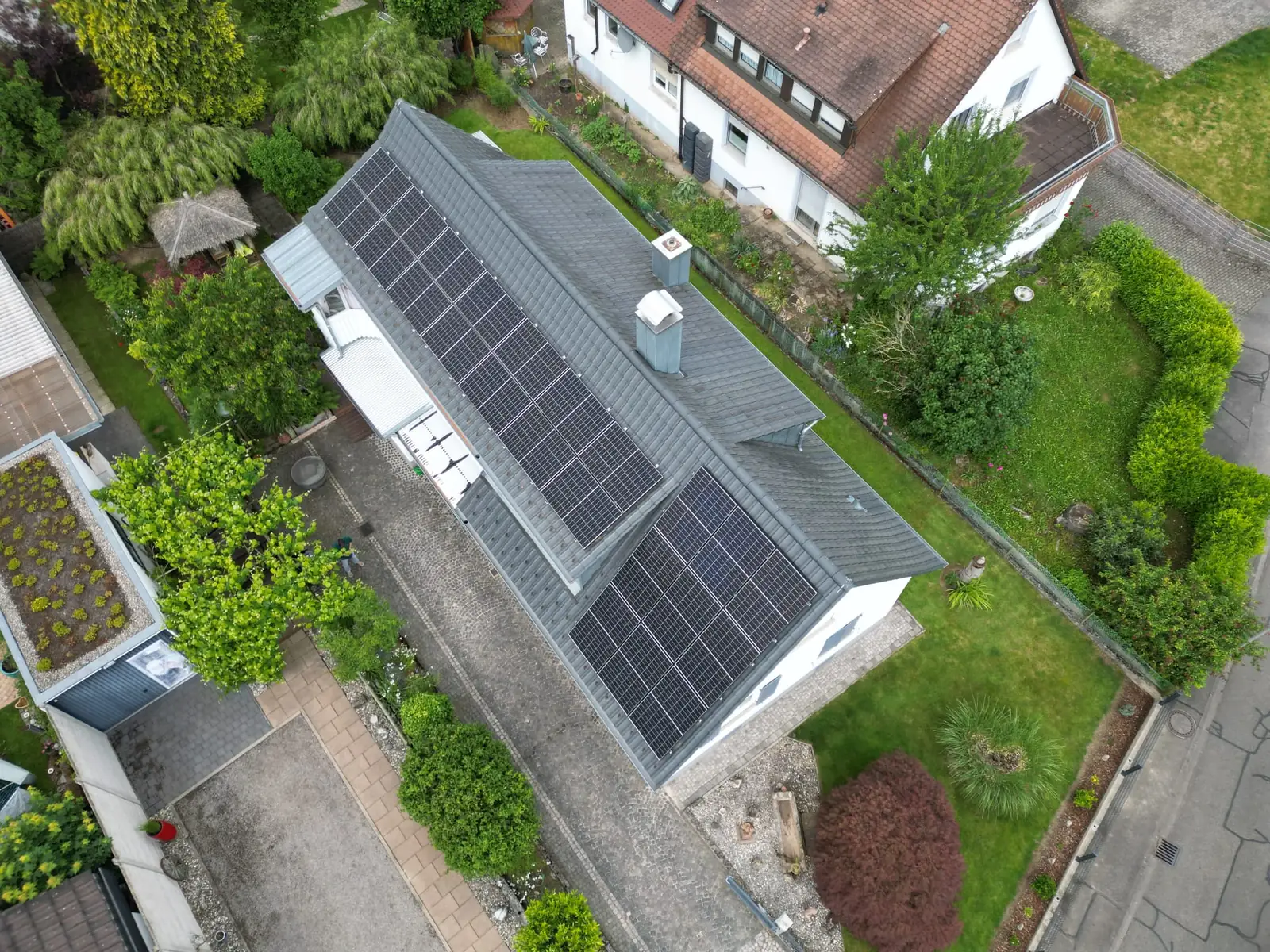 Photovoltaik-Anlage auf dem Satteldach eines Einfamilienhauses in Gundelfingen