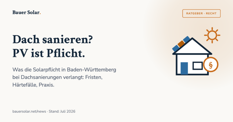Titelgrafik: Dach sanieren? PV ist Pflicht – Haus mit Solarmodulen auf der Dachschräge und Paragrafen-Zeichen