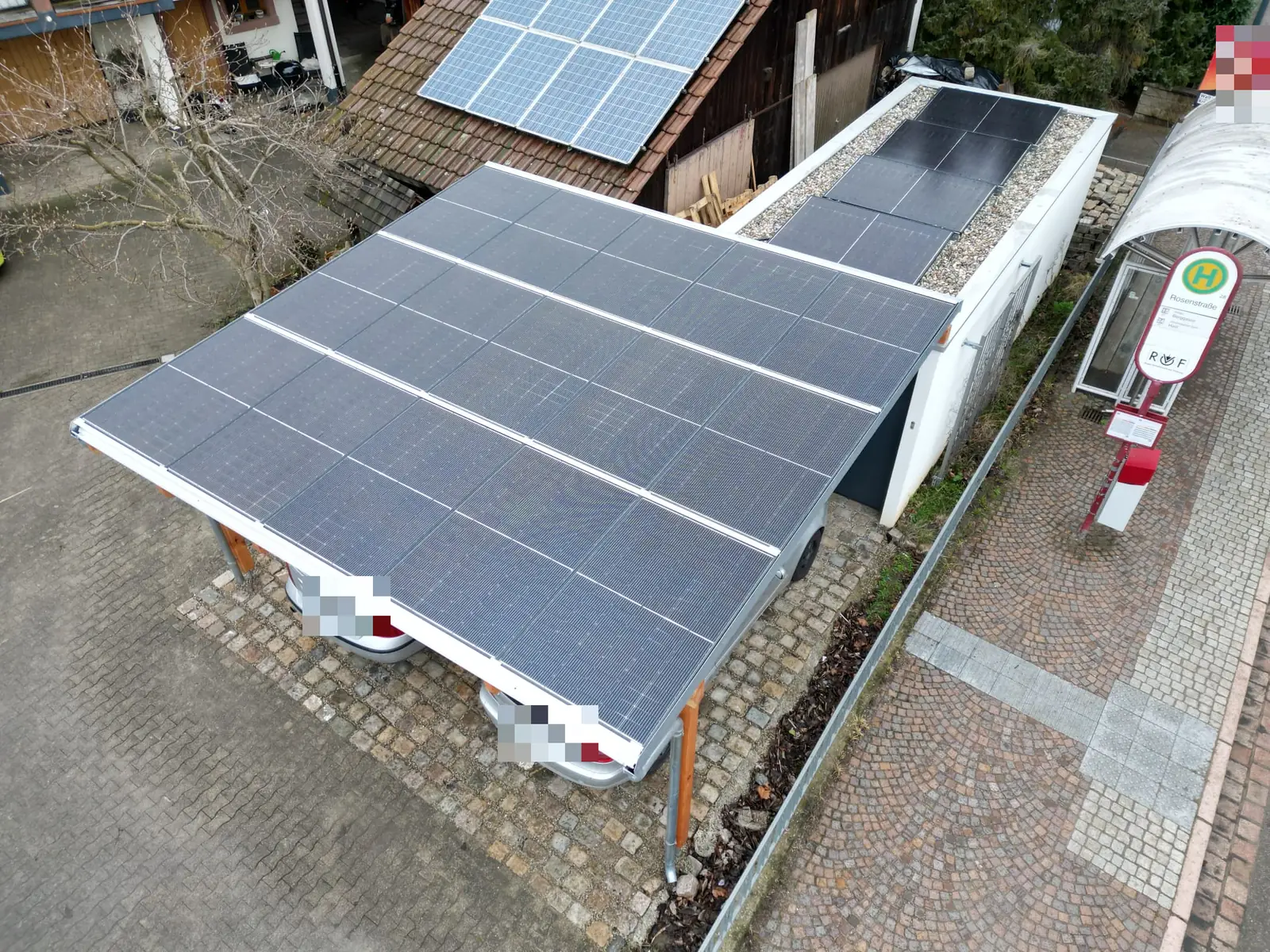 Solar-Carport mit Photovoltaik-Modulen und PV-Anlage auf dem Garagen-Flachdach in Gundelfingen
