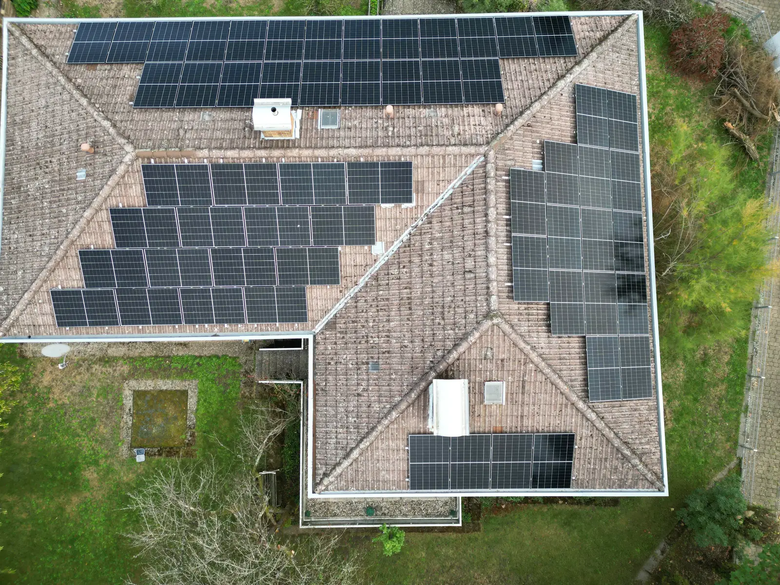 27,9-kWp-Photovoltaik-Anlage auf mehreren Flächen des Walmdachs eines Wohnhauses in Umkirch